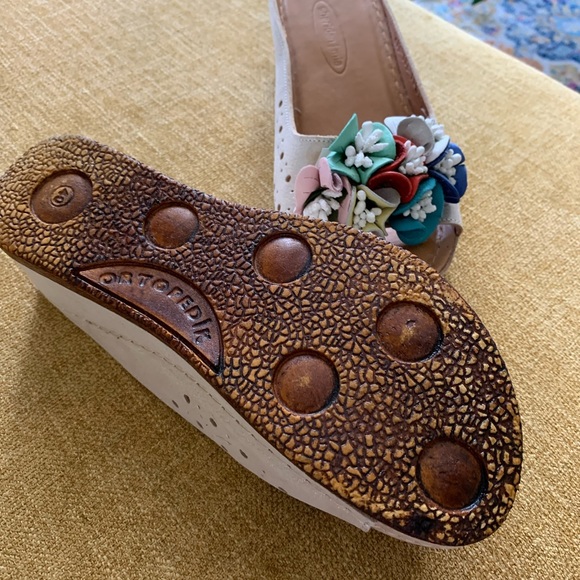 Slide sandals beige size 9 with fun flowers makes a statement - Picture 4 of 7